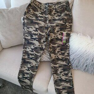 NOBO No Boundaries size 11 high rise skinny camo jeans ankle. E2